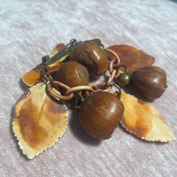 1940’s Celluloid Plastic Elegant Brown and Cream Leaf and Hazelnut Dangle Brooch - Picture 11 of 11